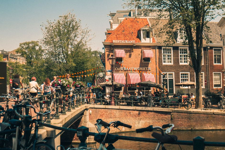 Grachtenpanden en fietsen in het centrum van Amsterdam