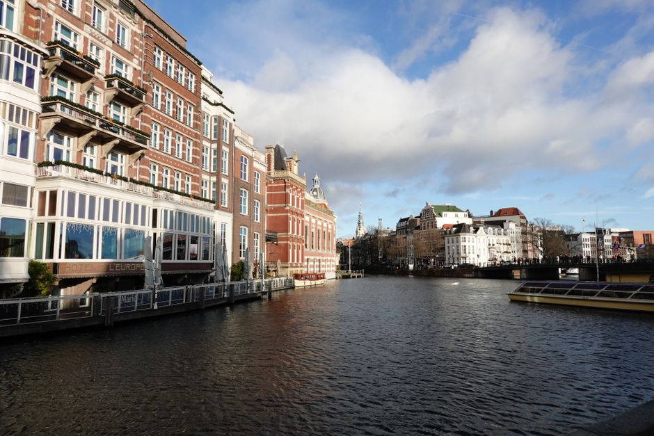 Grachtenpanden in Amsterdam waar toeristen overnachten