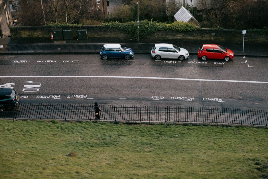 Geparkeerde auto's in een Amsterdamse woonstraat met vergunninghoudersplekken