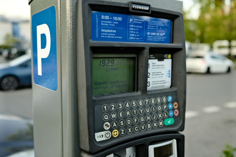 Auto's geparkeerd op een P+R-terrein aan de rand van Amsterdam