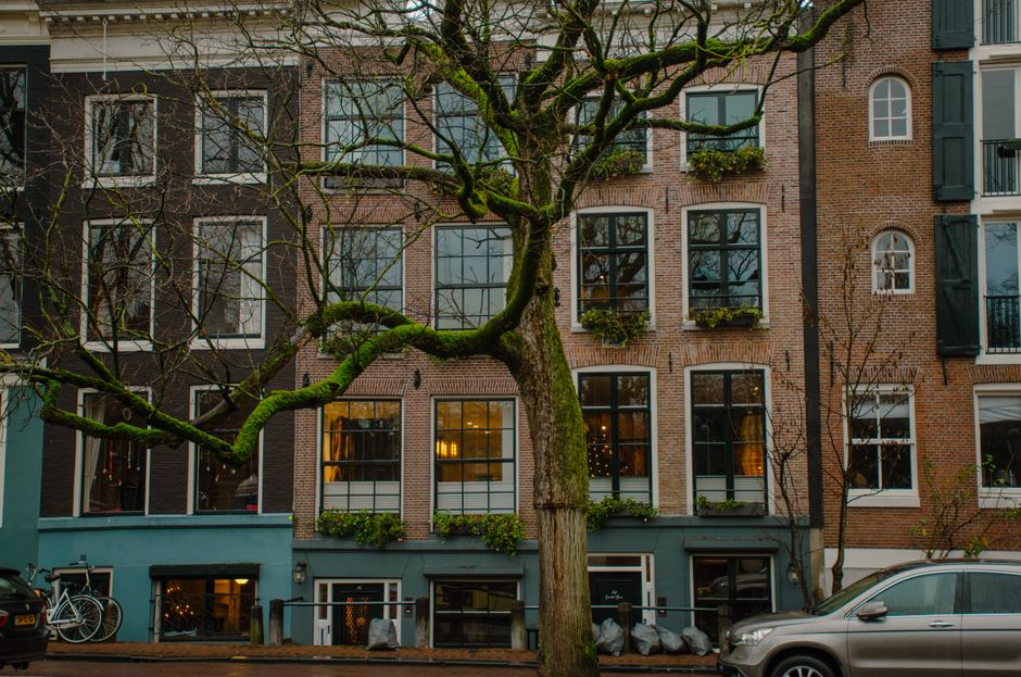 Grachtenpanden met huurwoningen in Amsterdam