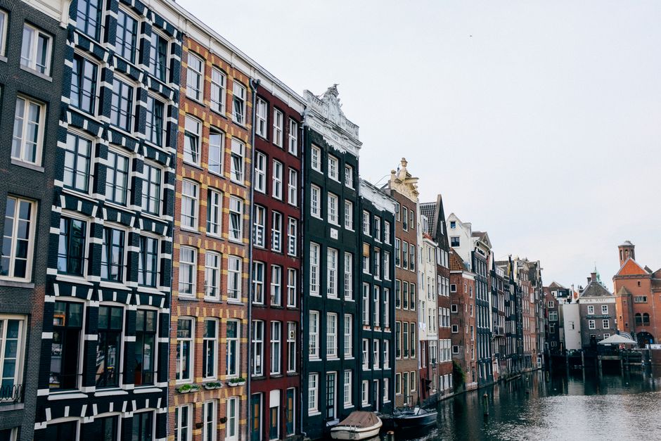Grachtenpanden in Amsterdam, de WOZ-waarde van deze woningen bepaalt de OZB en erfpachtcanon