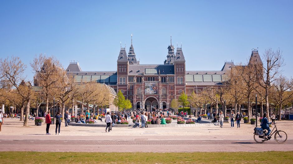Bezoekers op het Museumplein bij het Rijksmuseum in Amsterdam