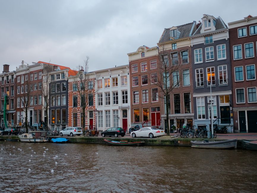 Geparkeerde auto's langs een Amsterdamse gracht