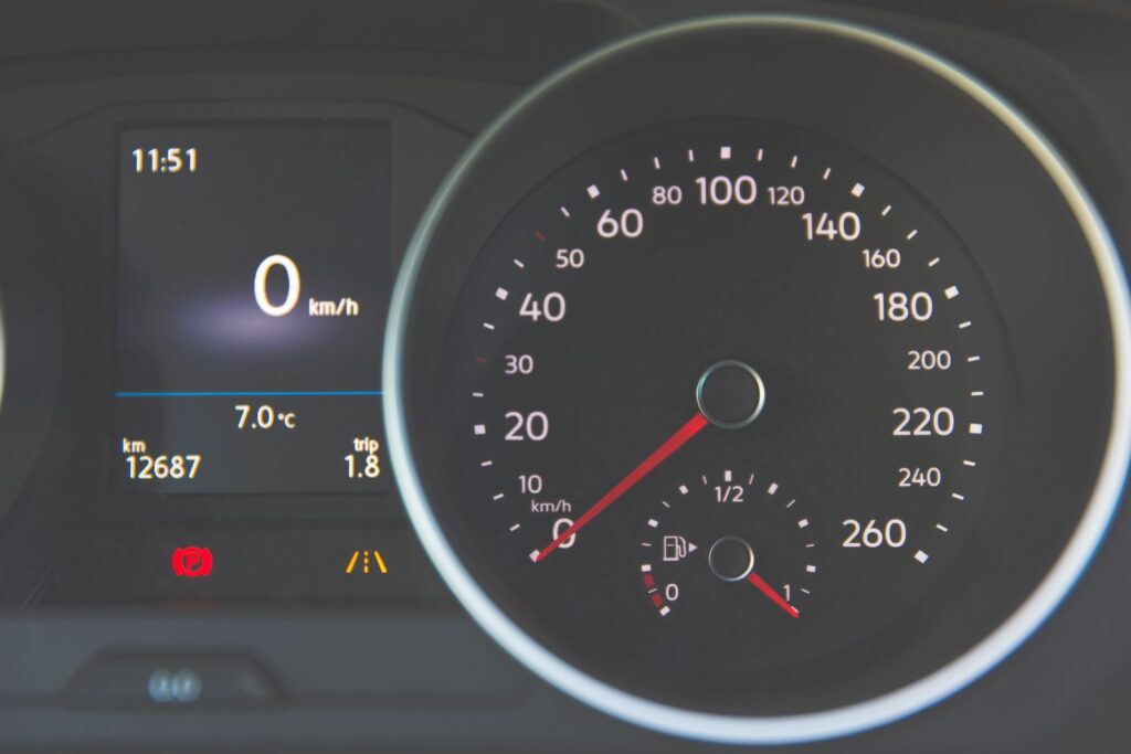 Kilometerstand en dagteller op het dashboard van een auto