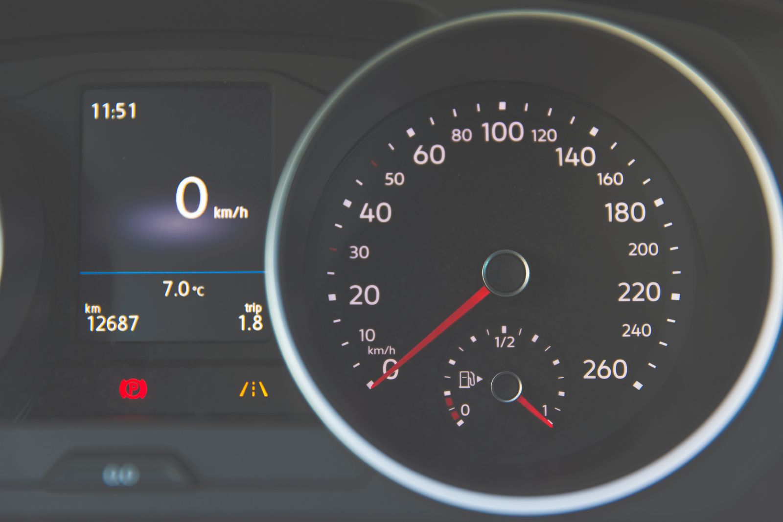 Kilometerstand en dagteller op het dashboard van een auto