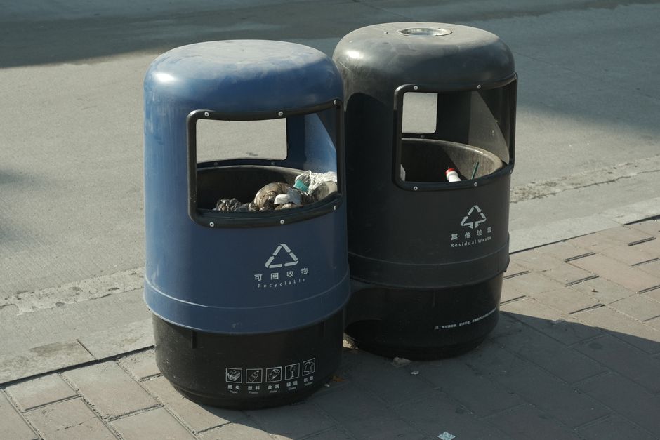 Afvalcontainers in een Amsterdamse straat, voor de afvalstoffenheffing die elk huishouden betaalt