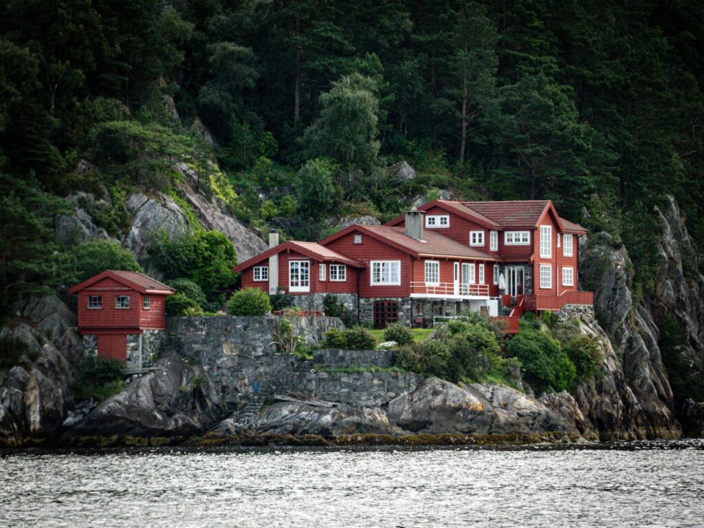 Huis aan het water in Noorwegen