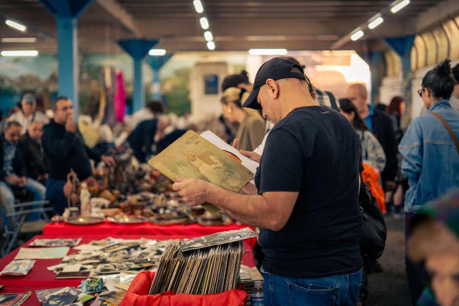 Bezoekers snuffelen tussen de kramen op de IJ-Hallen in Amsterdam-Noord
