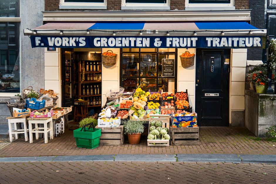 Kramen met bloemen en fruit op de Albert Cuypmarkt in Amsterdam