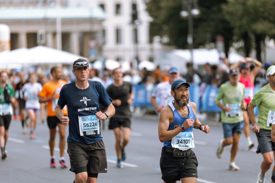 Hardlopers tijdens de Amsterdam Marathon door de straten van de stad