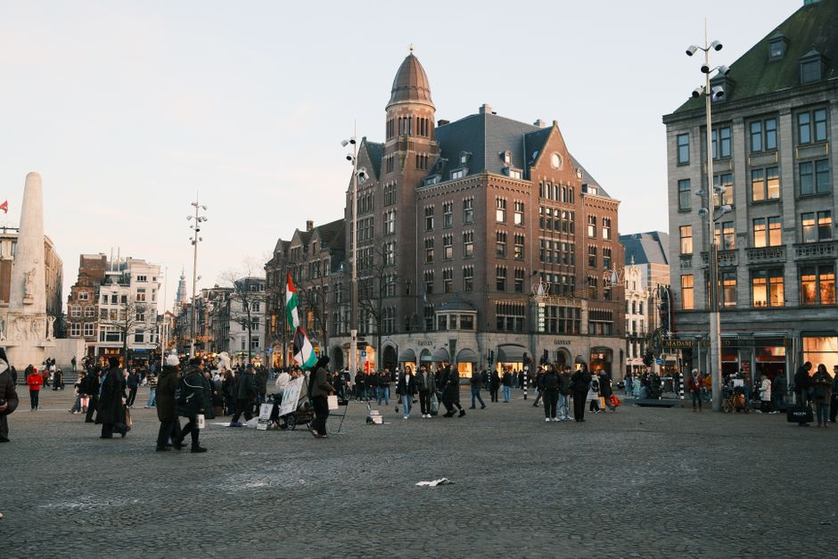 Toeristen op de Dam in Amsterdam, waar Madame Tussauds is gevestigd