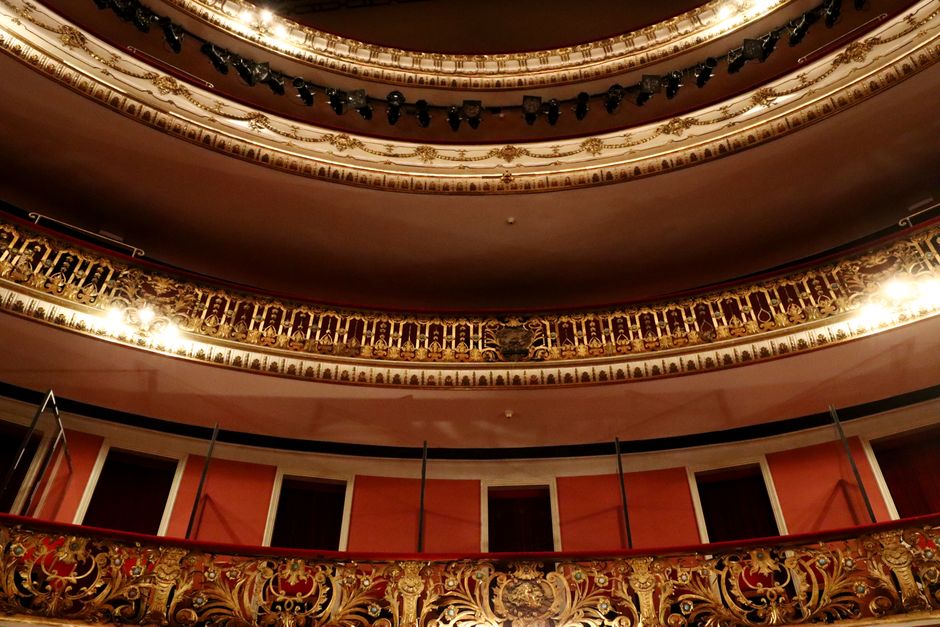 Theaterzaal met balkons en loges, vergelijkbaar met de indeling van Carré in Amsterdam