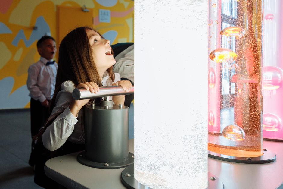 Bezoekers bij een interactieve tentoonstelling in NEMO Amsterdam