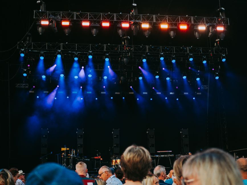 Concertzaal met podiumverlichting en publiek, sfeerbeeld voor Melkweg Amsterdam