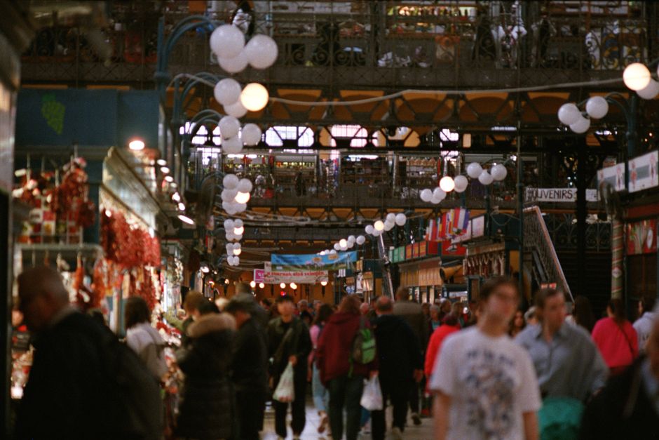 Bezoekers tussen de foodstands in de Foodhallen Amsterdam