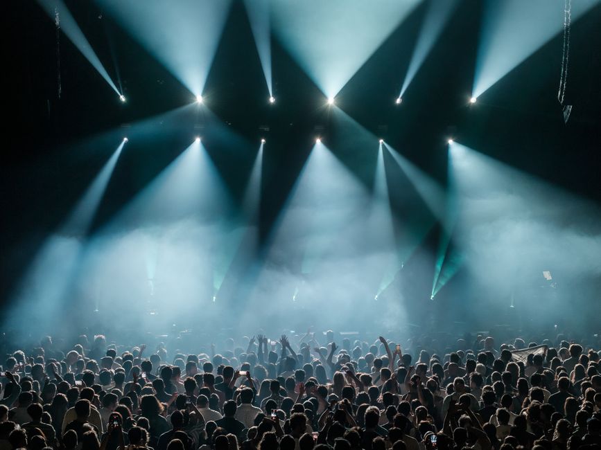 Concertzaal met podiumverlichting en publiek, sfeerbeeld voor Paradiso Amsterdam